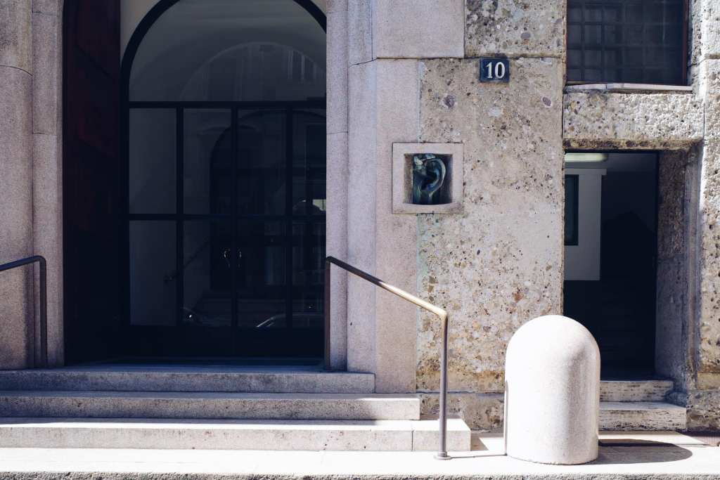 在義大利米蘭的耳朵對講機