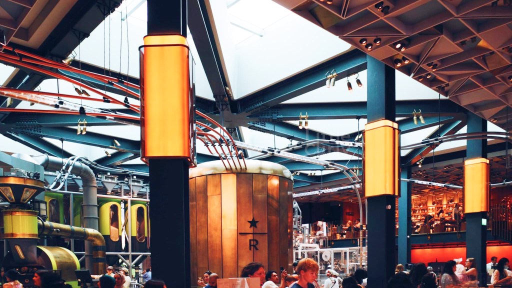 巨大的烘豆設備義大利第一家星巴克位於米蘭以前的郵政總局建築裡